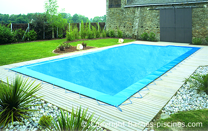 Bache d'hivernage pour protéger une piscine