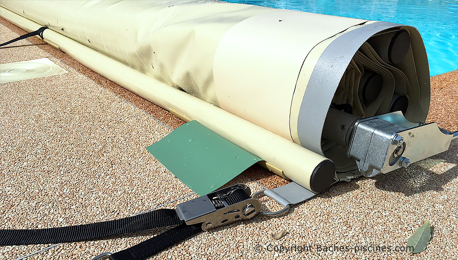 Processus De Nettoyage De La Piscine Par Un Filet à Main Pendant La Saison  Estivale