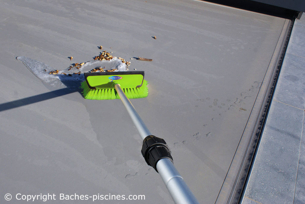 Balai pour nettoyer une bâche de piscine.