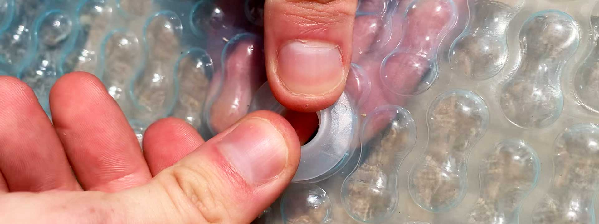 comment fixer des oeillets de bache piscine