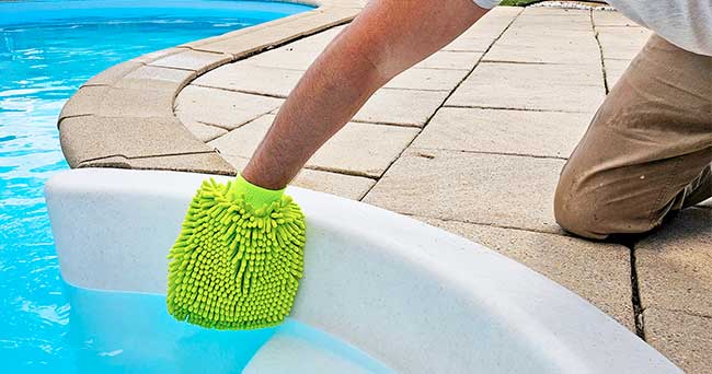 nettoyer ligne d'eau piscine facilement 