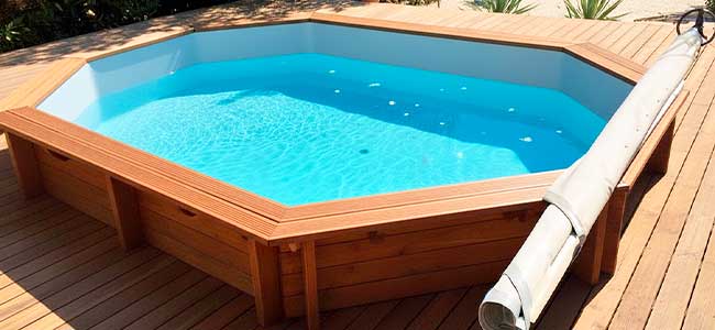 bâche enroulable de sécurité à barres pour piscine hors sol en bois