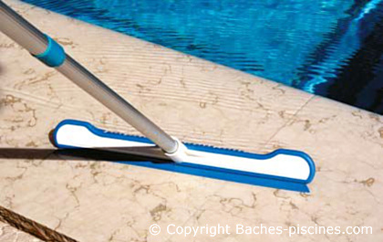 nettoyage brosse margelle plage piscine