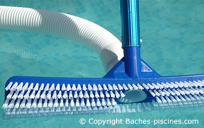 Une brosse de nettoyage pour piscine avec poignet