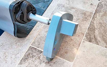 Enroulement motorisé pour bâche de sécurité