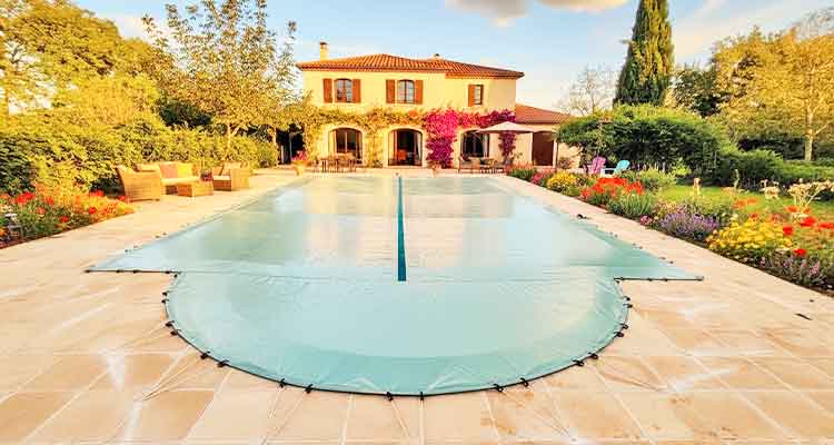 B&acirc;che d&rsquo;hivernage opaque pos&eacute;e sur piscine rectangulaire