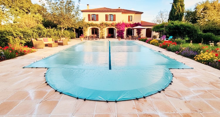 Bâche d’hivernage opaque posée sur piscine rectangulaire