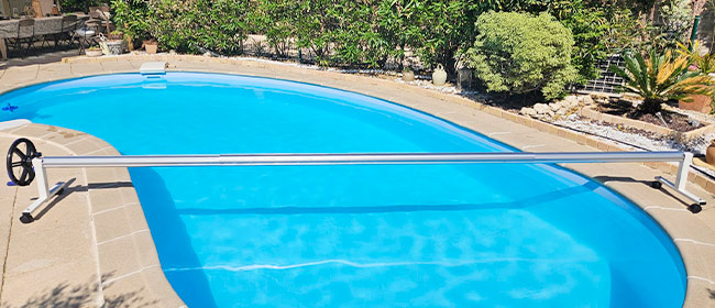 enrouleur bache de piscine a roulettes avec sangles
