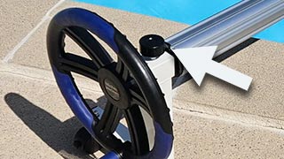 frein volant enrouleur bache piscine