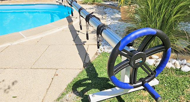 rouleau bache piscine avec sangles