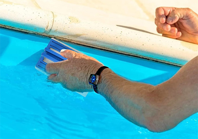 Nettoyer sa piscine avec une brosse de ligne d'eau