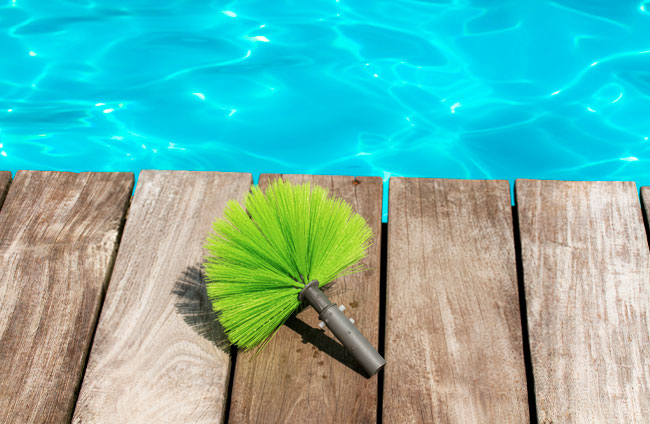 brosse nettoyage coin grande piscine