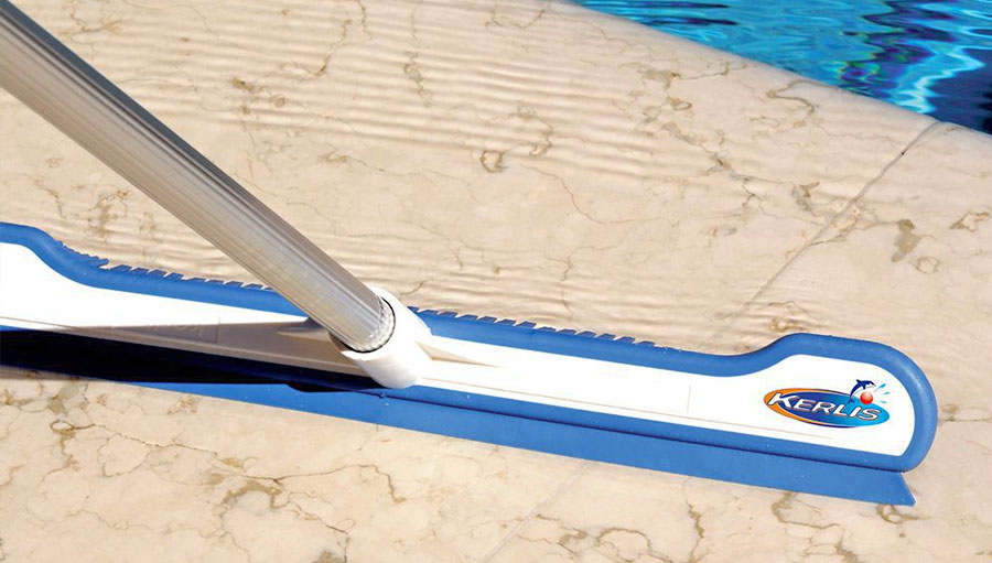 Brosse raclette terrasse et plage de piscine