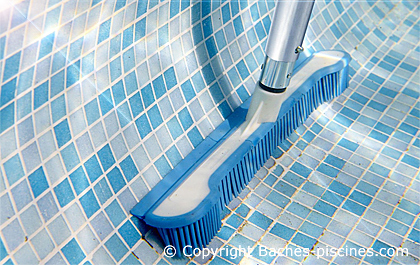 raclette brosse fond piscine