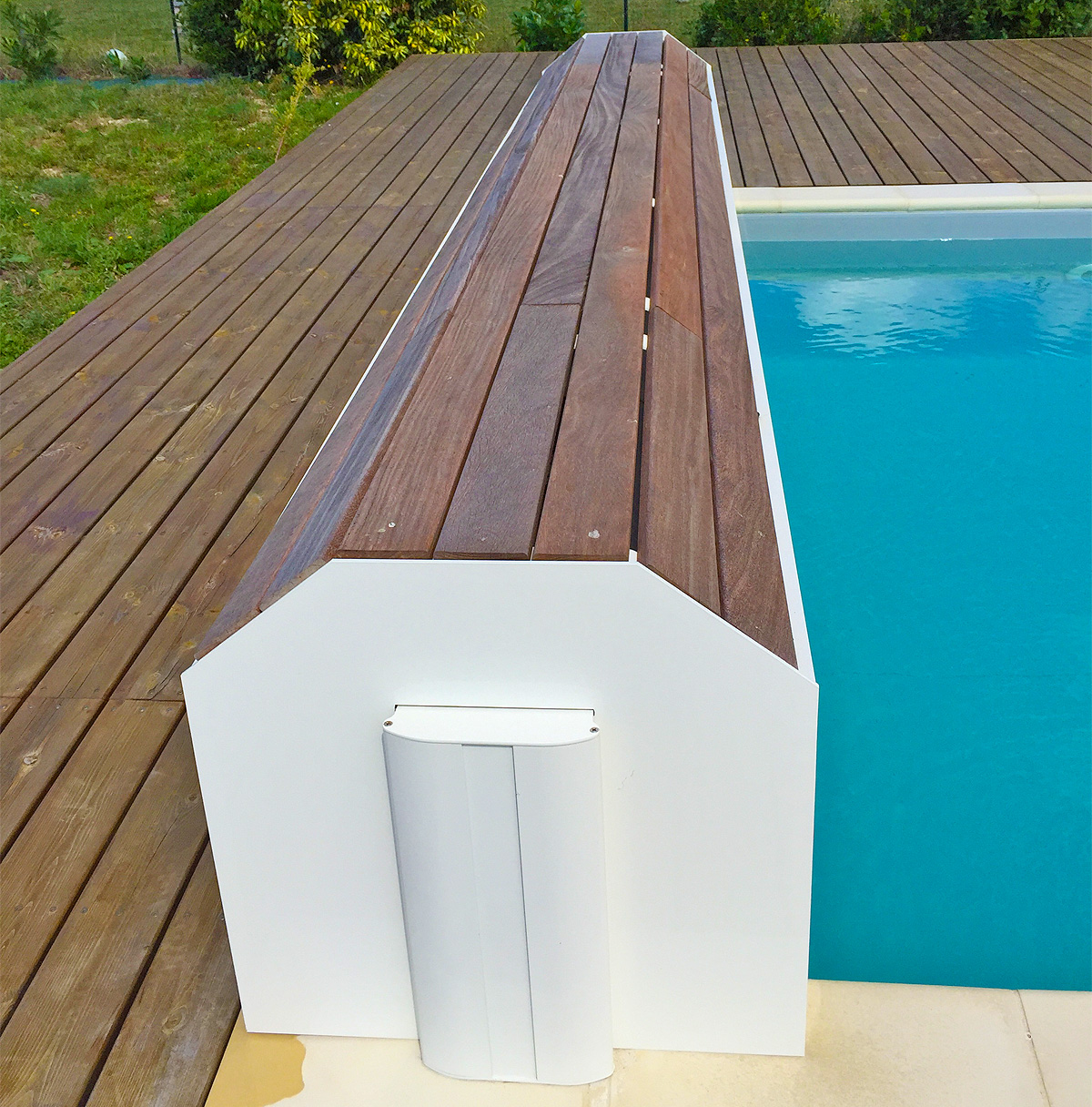 Volet automatique hors sol avec coffre pour piscine. 