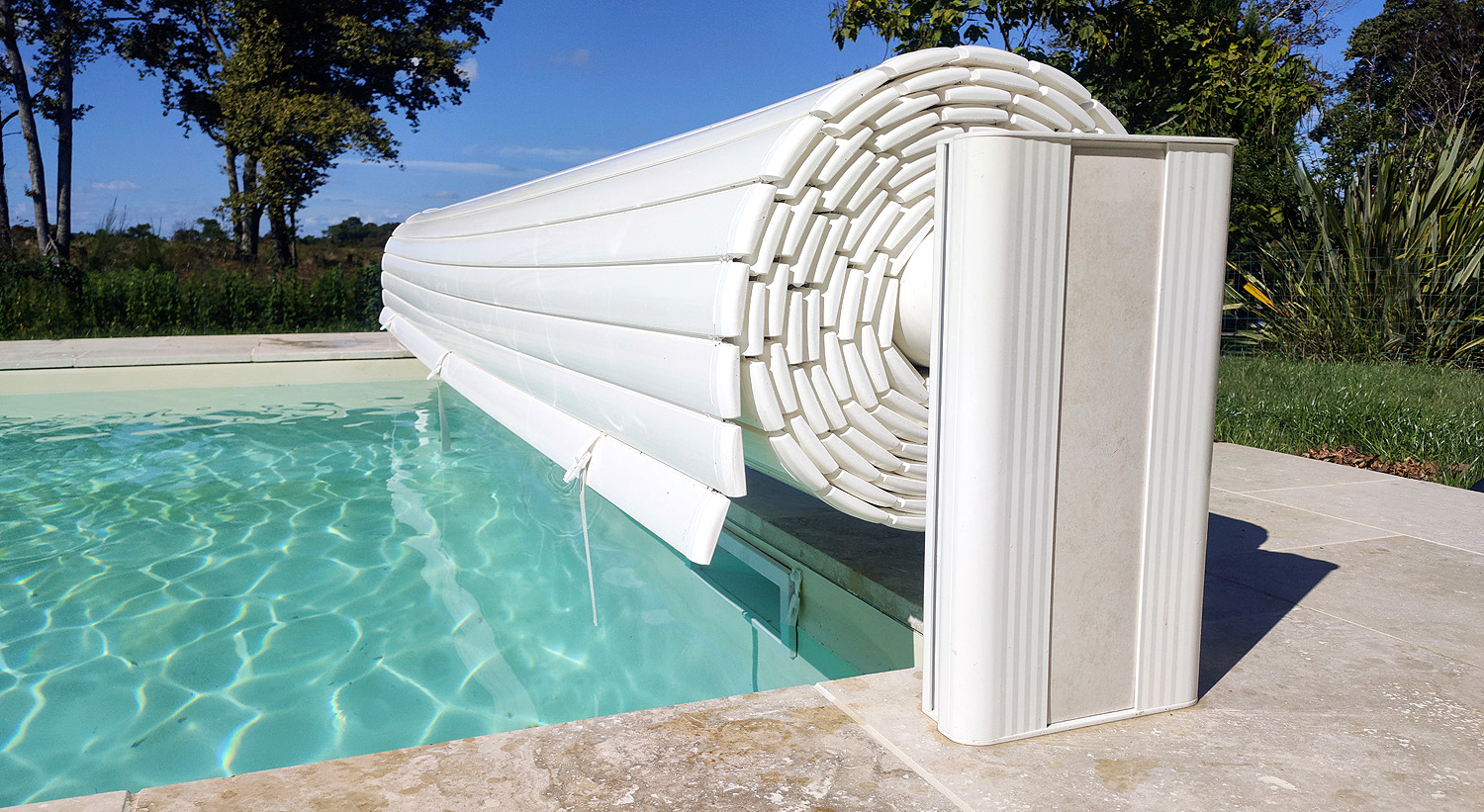 Volet automatique piscine. Couverture flottante hors sol.